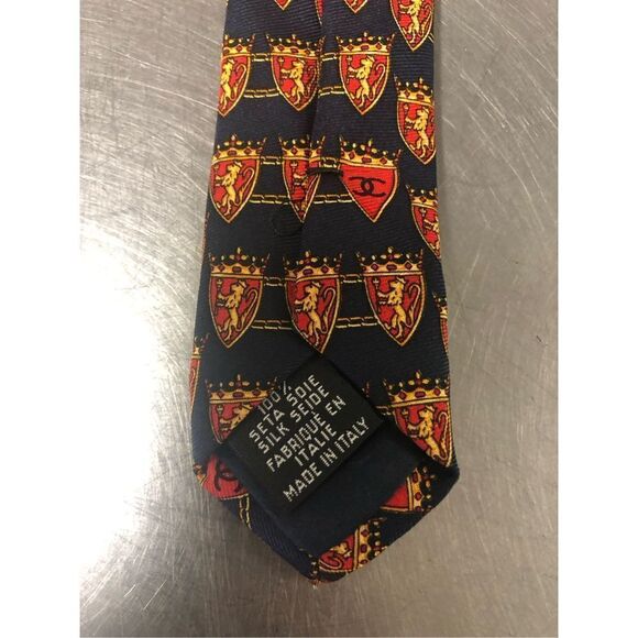 Vintage Chanel Paris Men’s Silk Blue and Red Lion Shield Designer Dress Tie - Picture 6 of 10